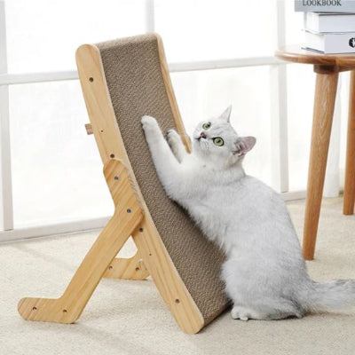 chat blanc aiguise ses griffes sur griffoir chat