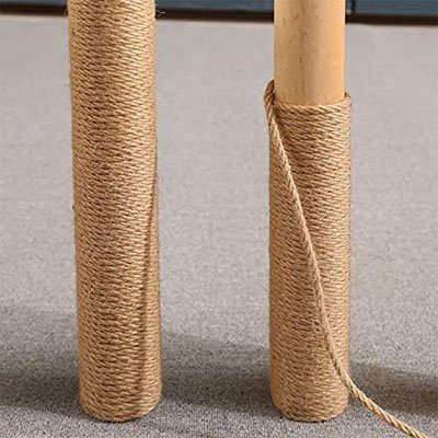 Corde arbre a chat installée sur poteau en bois