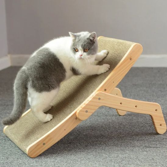 griffoir pour chat en bois incline
